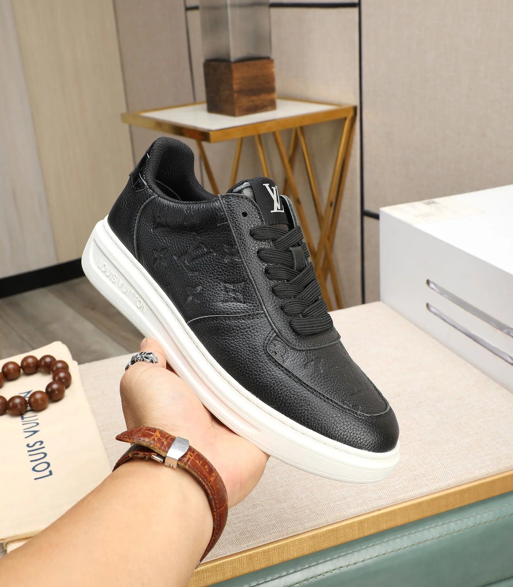 Men's shoes 💰540 💰(Niuli: full package) louis vuitton (Louis Vuitton/lv) top 🔍🔍 new models are on sale at the same time at the counter. The upper 🇮🇹 is imported from Italy, first-layer cowhide, and the lining is fully imported cowhide. 💪💪, completely 1⃣️ to 1 ⃣️Re-engraved🇮🇹💪💪, ⚠Sole: The original sole is specially provided by the original factory, the exclusive movable molded sole is super comfortable, ⚠The original factory follows the order, 🔍🔍high quality, you can enter and exit the counter at will, welcome to compare⚠. Code number:38-44